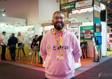 Florin Munteanu, de Sera, visita a varios cultivadores en la feria.