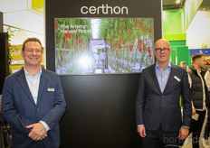 Martin Veenstra y Richard van der Sande, de Certhon. La mano de obra es un tema de debate, por lo que Certhon apuesta de lleno por la automatización. Certhon considera que la robótica es una parte esencial del futuro de la horticultura de invernadero. El futuro de la horticultura de invernadero depende de la robótica. "En el futuro, sencillamente no podremos prescindir de ella", afirma.