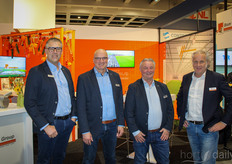 Martin van Zeijl, Rob de Wit, Lodewijk Warenburg de BOM Group y Peter den Hertog de VH Systems. Ambos comparten stand en la feria. Ambos socios de Atrium Agri.