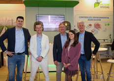 Alex van der Meulen, Bas de Bekker, Peter Lexmond, Christa Speek y Marc Staring, de Meteor Systems. Estuvieron presentes para hablar de las últimas innovaciones. Una de ellas es el revestimiento MS-150, desarrollado en colaboración con Tata Steel. Se trata de un revestimiento robusto, resistente a la corrosión y apto para alimentos. Con la necesidad de desinfectantes más potentes para controlar las enfermedades agresivas de los cultivos, los canalones de cultivo se enfrentan a agentes de limpieza más duros, lo que aumenta el riesgo de corrosión. Diseñado para soportar estas condiciones, el revestimiento MS-150 ofrece durabilidad, alta resistencia a los detergentes y una mejor reflexión de la luz. El revestimiento es totalmente reciclable, no contiene sustancias como cromo ni plastificantes, ha sido sometido a pruebas exhaustivas y tiene una garantía mundial de 10 años.