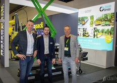 Sander Zuidgeest, Nick Groenewegen y Wouter Steenks de Steenks Service. Harán una demostración de una flejadora totalmente automática y de su carro para raíles tubulares nº 1 de la gama.
