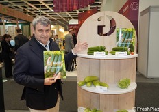 Maurizio Montalti, en el stand de la empresa de semillas Gautier, muestra variedades de calabacín resistentes al virus del enrollamiento de la hoja de Nueva Delhi (ToLCNDV).