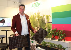 Wim Braam muestra el Preforma Plug, con el que Jiffy apuesta por la automatización.