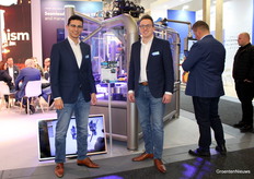 Yoris Khalil y Menno van Dongen (Viscon) delante de la instalación de demostración con tecnología SwiftPick.