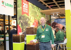 Krzystof Sak (Botanicoir) en el stand compartido con Legro. El año pasado, Legro celebró sus 100 años de existencia. Este año lo celebra Botanicoir, que cumplirá 20 años en 2025.
