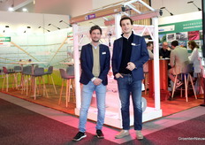Rick Keijsers y Kaine La Crois (Ammerlaan Construction). El constructor de invernaderos compartió stand con Cogas Climate Control.