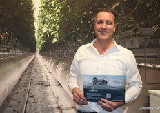Ronald de Vos (Besseling Techniek) muestra el Roofmaster Compact, un nuevo lavador de cubiertas de Heerhugowaard.