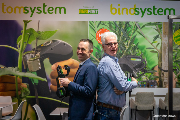 El nuevo elenco de James Bond - o mejor dicho, Albert Lizarraga de Agrifast Dirk-Jan Haas de Hortiware, que gracias a la expansión del sistema de clips Tomsystem de plantas de hortalizas a árboles ahora tienen dos 'pistolas' para mostrar.