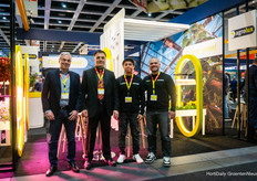¡Muchas novedades en Agrolux! Además del sistema operativo Agrolux, también se presentó un avance del sistema LYRA, una plataforma modular pensada para la sostenibilidad. Primero la foto con Ad van der Vorst, Marc Salvany y sus socios de Tech Seals
