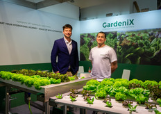 Gardenix ha lanzado un nuevo sistema de cultivo, ligeramente más automatizado que su primera variante, que podía controlarse de forma totalmente manual. En la foto, Simon Bresky y Jaroslav Pekan.