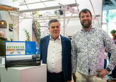 Cock van Bommel, de Erfgoed, explica a Jelle Boeters, de Filclair, el nuevo sistema de flotación profunda, desarrollado junto con Meteor System.