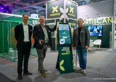 Daniel Weiss, Michael Gruber y Arjen de Haan, de avemoy, muestran el dron para el sistema Hortiscan, que se utiliza para explorar en el invernadero.