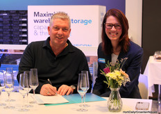 Piet Looije y Charlotte Langerak-Visser firman un contrato