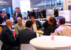 La firma de un contrato implica champán. No se preocupe: Piet Looije sobrevivió al momento del champán y sólo fingió que el corcho le había golpeado, ante la hilaridad de los demás comensales en el stand de Viscon.