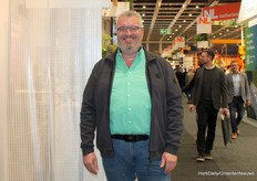 Johan van Erven (A1 Group) junto al tejido de pantalla que tan familiar le resulta