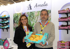 Juliana Romero García y Diego Felipe González (Amelie Flowers & Fruits) con una caja llena de Curuba, un producto importado de Sudamérica. Amelie importa productos de Sudamérica a Aalsmeer.