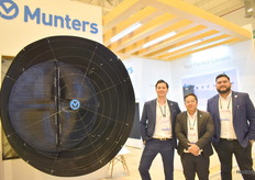 Karol Moreno, Jorge Flores y Gerardo Bonilla con su ventilador Saturno 55 de la empresa Munters.