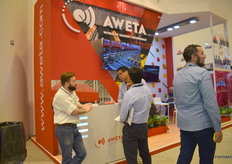 Conversaciones en el stand de Aweta