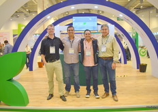 Martin Nugteren con Klasmann-Deilmann Americas Edmundo Rey Aragon y Oscar Alvarez con Plastinver y Jorge Escoban con Milenium centrados en el mercado de frutos rojos