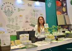 Dareizza Romero con Hidroponica