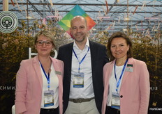 Vera Bouklakova, Paul van der Valk y Olga Danilova. Las modernas lámparas de crecimiento tienen un gran impacto en el cultivo en invernadero en Kazajstán. Paul hablará de ello en su presentación.