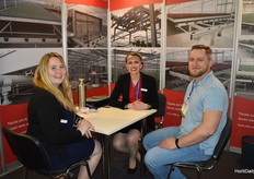 Carina Sieger y Anna Turow, de OtteMetallbau, hablan con Alexey Rogov, de KDV.