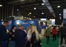 En el stand de Gunsa Makine todos miran el vídeo promocional de sus máquinas, como la mezcladora de tierra y las máquinas para macetas.