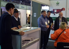 En el stand de Gunsa Makine todos miran el vídeo promocional de sus máquinas, como la mezcladora de tierra y las máquinas para macetas.