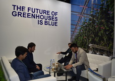 Botir Saliev con Kubo, Uzbekistán, hablando con algunos clientes potenciales.