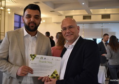 Dennis van der Leijde muestra el certificado de miembro oficial de la asociación de invernaderos de Kazajstán.