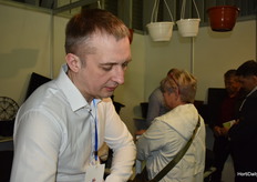 Sergei Prokopik con macetas Aminatrade de Bielorrusia.