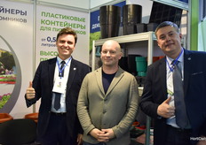 Mikhail Sinitsin, Vadim Samoylov y Dmitry Patrakov de LLC EXTRUZION, Rusia Vladimir se enorgullece de comunicarme que la olla más grande tiene capacidad para 900 litros y está fabricada con PE.