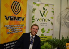 Maksim Galsanov, de Venev, empresa rusa de venta de macetas y abetos de plástico.