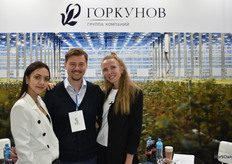 El equipo del grupo Gorkunov. Vivero y y el producto final en 6 lugares en Rusia de en total 100 ha para los pepinos, tomates, ensalada, y flores. Para rosas de corte 8 ha, para rosas de maceta 5 ha, y comienzan la reconstrucción del invernadero para crisantemos de pulverización. Ahora están construyendo 6 ha para orquídeas.