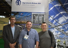 Jos Batist, de Arotech-Didam, Alexander Samoilov y Alexander Gribalev, de Greenhouse Technologies of Kazakhstan, en el norte de Kazajstán, cultivando pepinos, tomates y fresas.