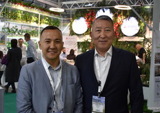 Darkhan Kassabayev subdirector y Kanat Koshman presidente de la asociación kazaja de invernaderos.