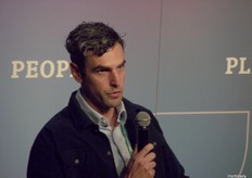 Andrew Mcillwain participa en un panel de productores.