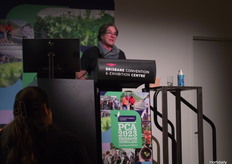 Katja Hogendoorn presenta las unidades polinizadoras móviles y el aumento del cuajado en cultivos protegidos.