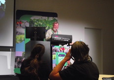 Robert Spooner-Hart presenta la sesión sobre polinización.