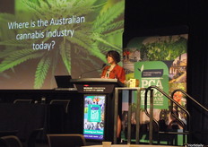 Emily Rigby pone al día a los delegados sobre el futuro del cannabis desde el punto de vista médico, del consumo para adultos y de la alimentación.