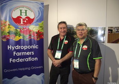 Simon Monk, de la Federación de Agricultores Hidropónicos, y Michael Tran, de EE Muir & Sons Pty Ltd.