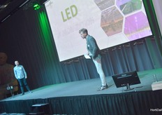 Hans van Herk (Propagation Solutions) presenta a Stéphane André (Hortilux)