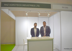 Mohamed Emran y Hussein Hamza, de RNZ Agrotech Industries, dedicada a los fertilizantes.