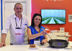 Enrico Verhoef y su encantadora esposa Nallely Verhoef, de TGS haciendo stroopwafels holandeses.