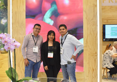 Janet Juárez de Priva y los chicos de Leyton.