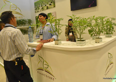 Conversaciones en el stand de Plantfort.