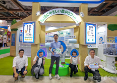 El equipo de C.I. Takiron, en la foto, todos contentos con Soichi Sugihara en el centro. La empresa acaba de lanzar un nuevo tipo de lámina para invernaderos que impide la entrada de la luz ultravioleta y reduce la temperatura del invernadero.