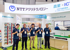 El equipo de NTT sonríe en la feria
