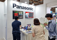 El equipo de Panasonic presentó su solución integral para el cultivo de fresas en interiores.