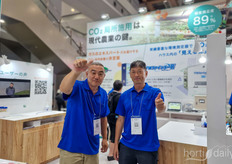 Ichidai Someya y Yasunao Nakata, de Koatsu Gas Kogyo, en el stand donde explicaban el suministro de gases CO2 neutros para invernaderos.